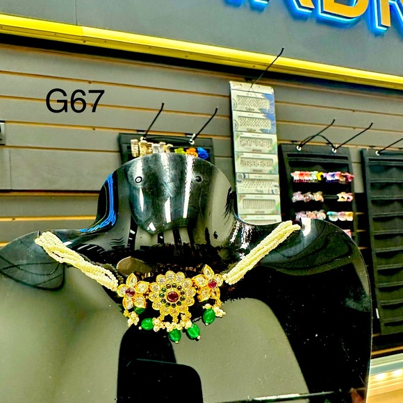 Women’s choker with beaded chain and gold plated locket - Picture 1 of 2